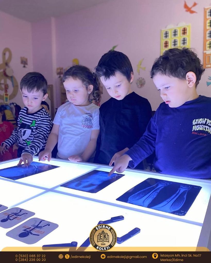 Işık masasında keşif yapan öğrenciler