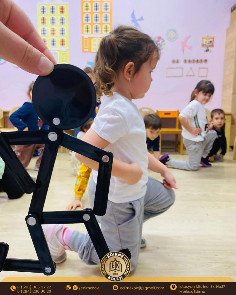 Manyetik yapı oyuncağıyla keşif yapan çocuk