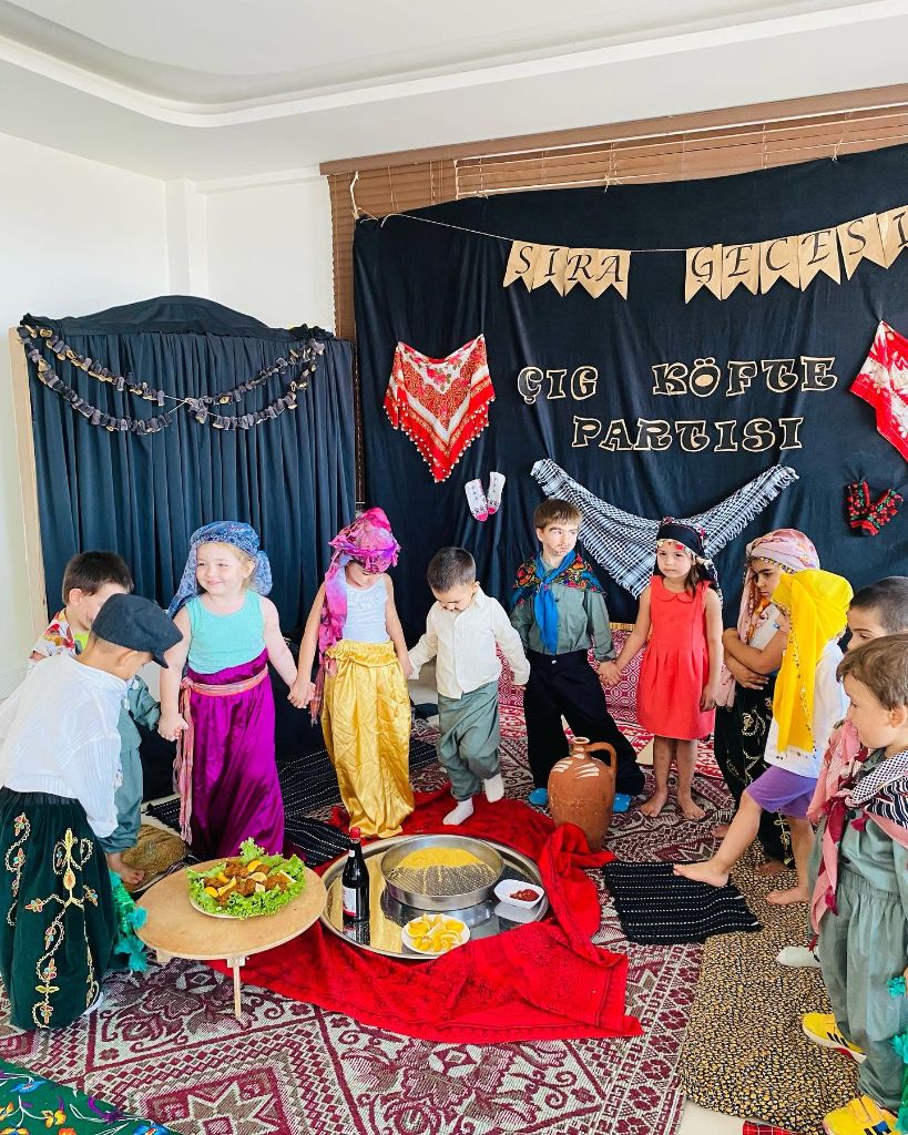 Öğrenciler grup etkinliğinde bir arada