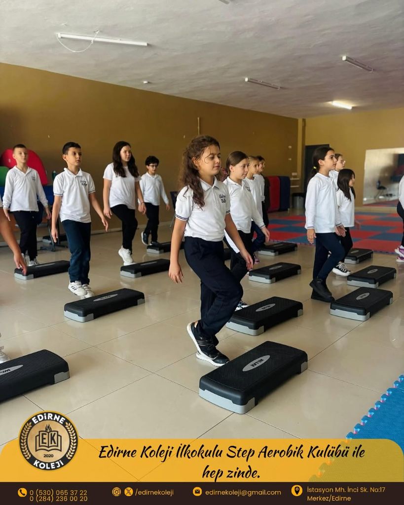 Öğrenciler step aerobik etkinliğinde